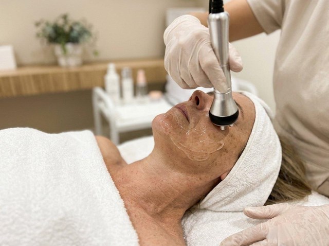 Recupera firmeza: tratamiento de flacidez facial en Barakaldo - Imagen 1