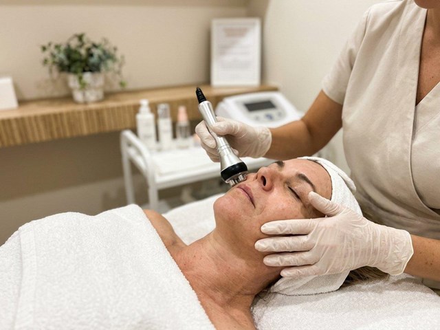 Recupera firmeza: tratamiento de flacidez facial en Barakaldo