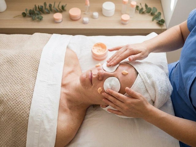 Recupera la jugosidad de tu piel: hidratación facial profunda en Barakaldo - Imagen 1