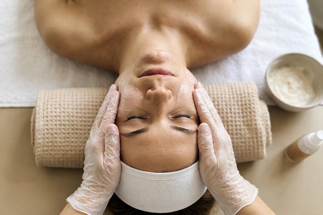 Recupera una piel equilibrada con el tratamiento facial para pieles con acné en Barakaldo - Imagen 1