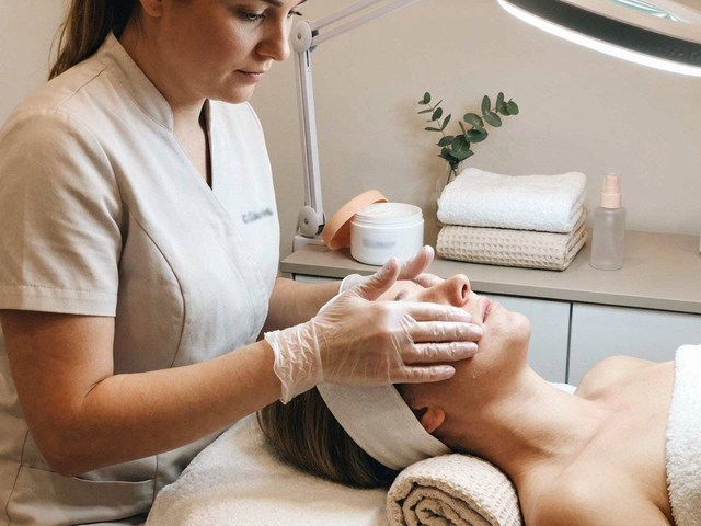 Recupera una piel equilibrada con el tratamiento facial para pieles con acné en Barakaldo