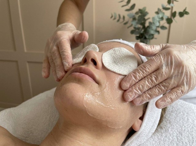 Renueva tu piel: peeling químico facial en Barakaldo - Imagen 1